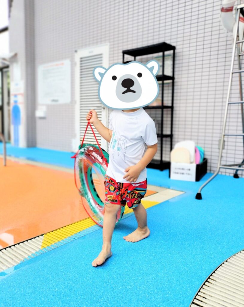 プールで遊ぶ息子の様子