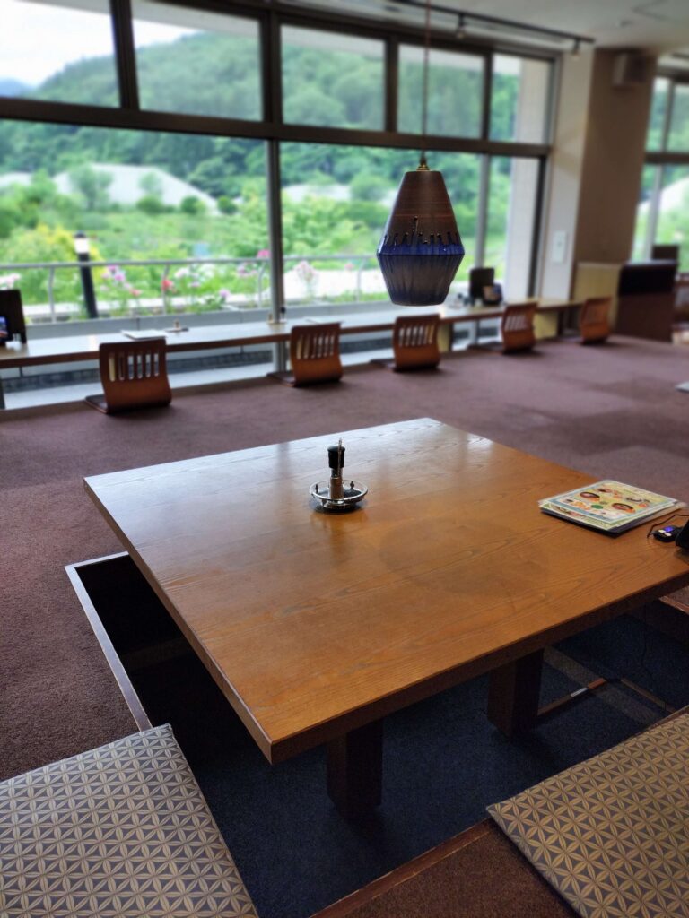 レストラン「神坂茶寮」の店内