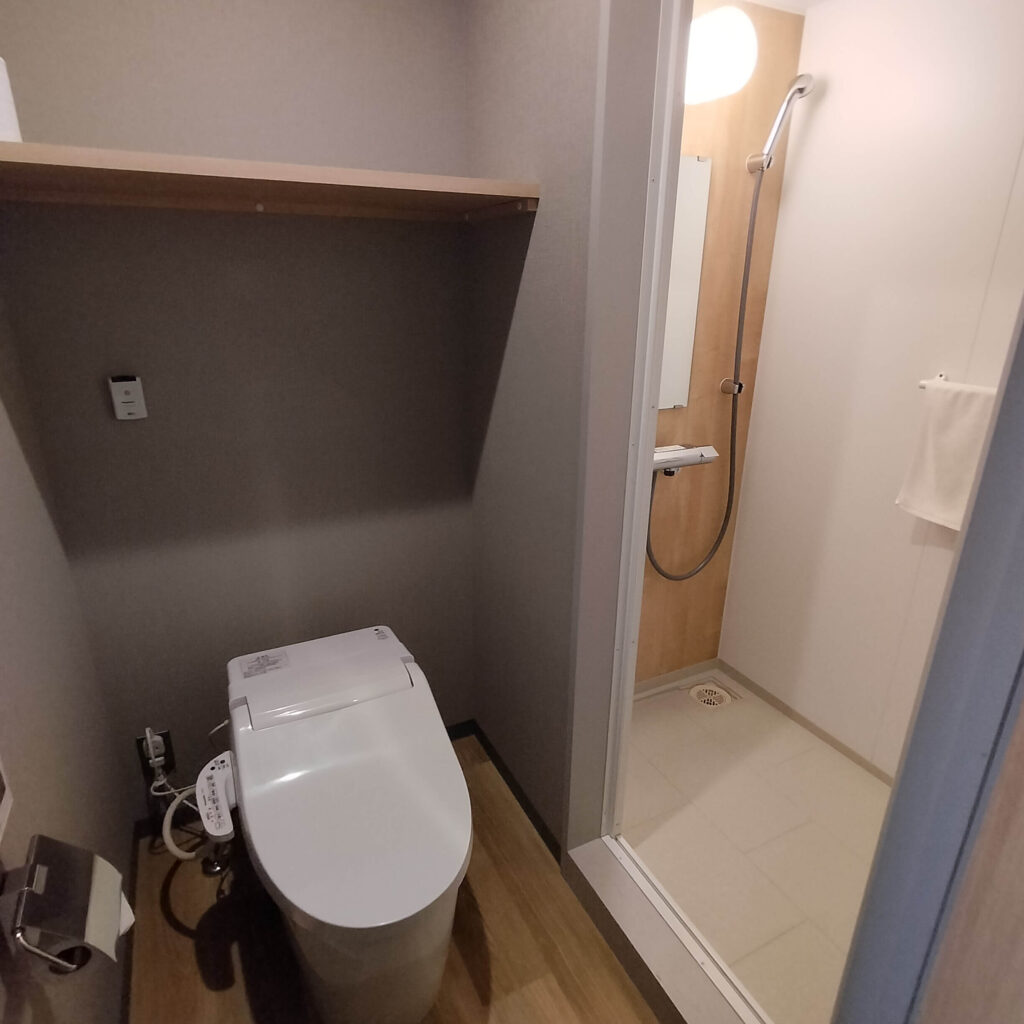 ホテル花更紗のトイレとシャワールーム