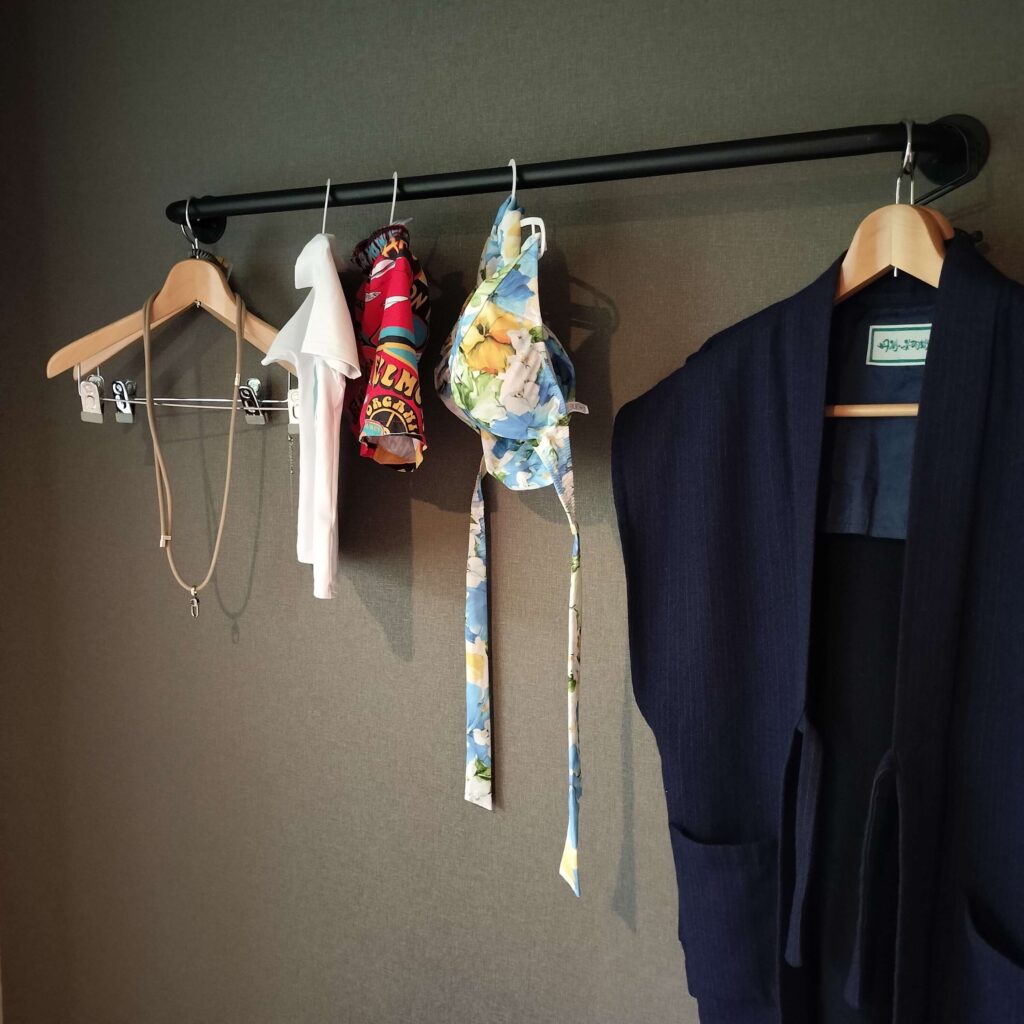 服をかけるポール