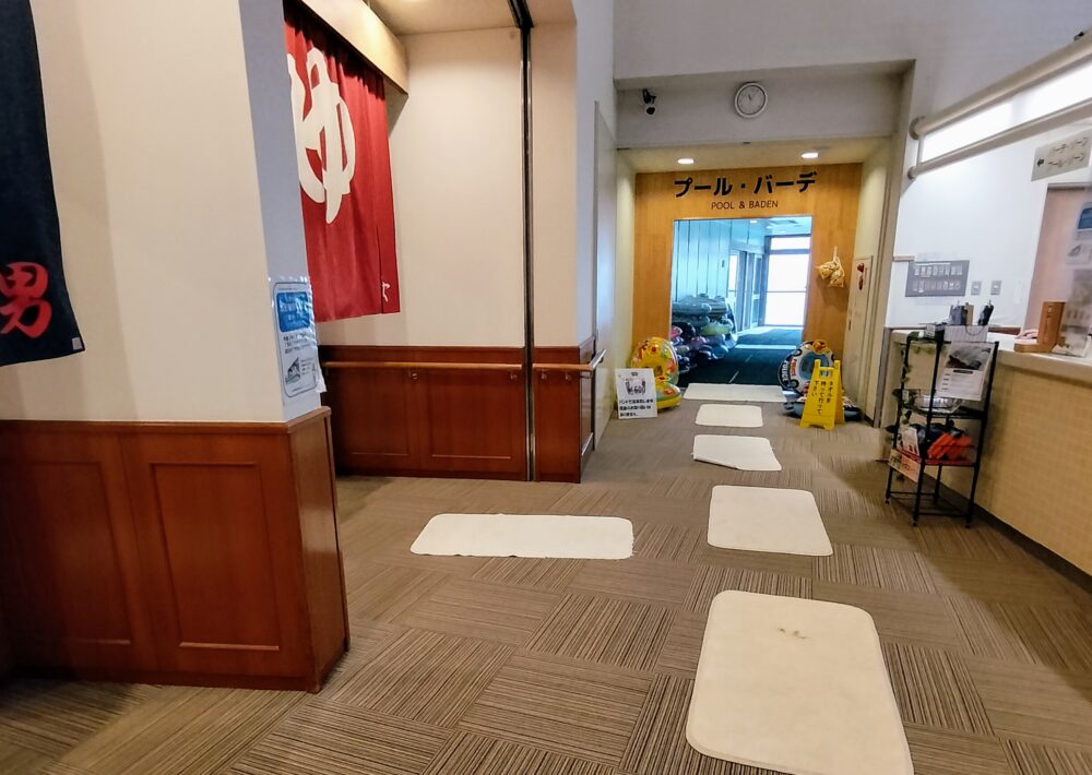 プールと更衣室の入口は隣接しています