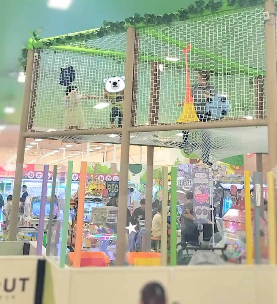 ゲームコーナーの上に飛び出すネット遊具