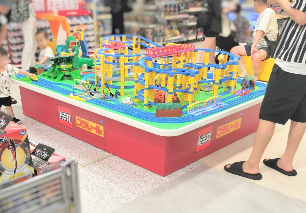 おもちゃ売り場のプラレールコーナー