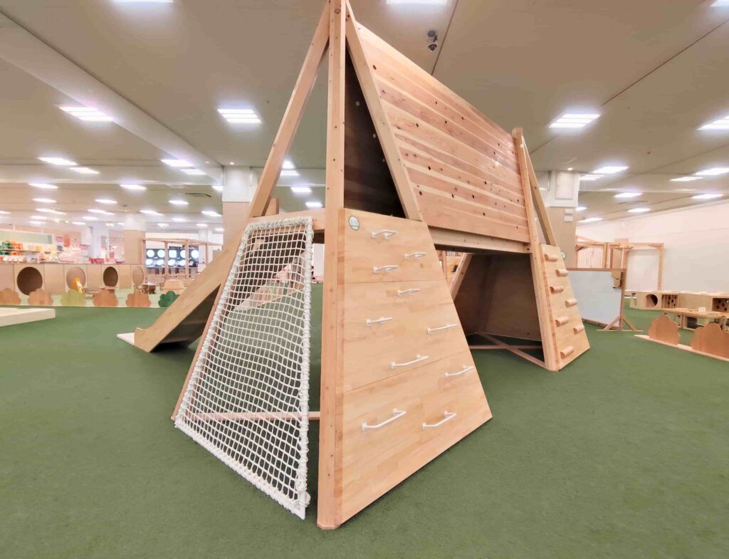 木製の大型遊具でアスレチックを楽しめる