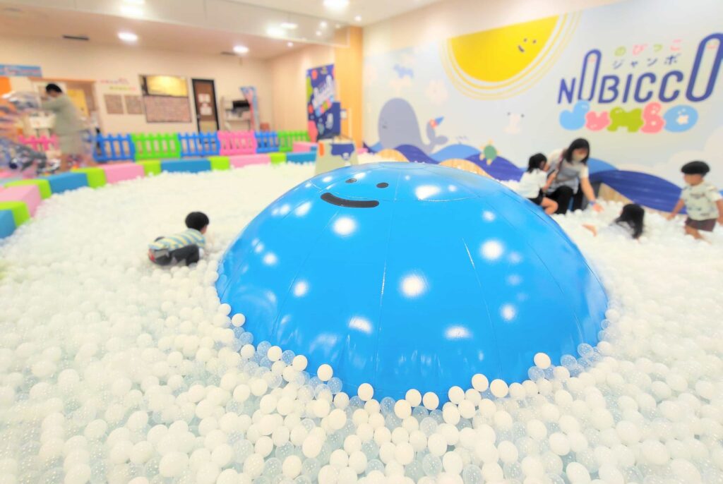 のびっこジャンボ瀬戸みずの店のボールプールとふわふわドーム
