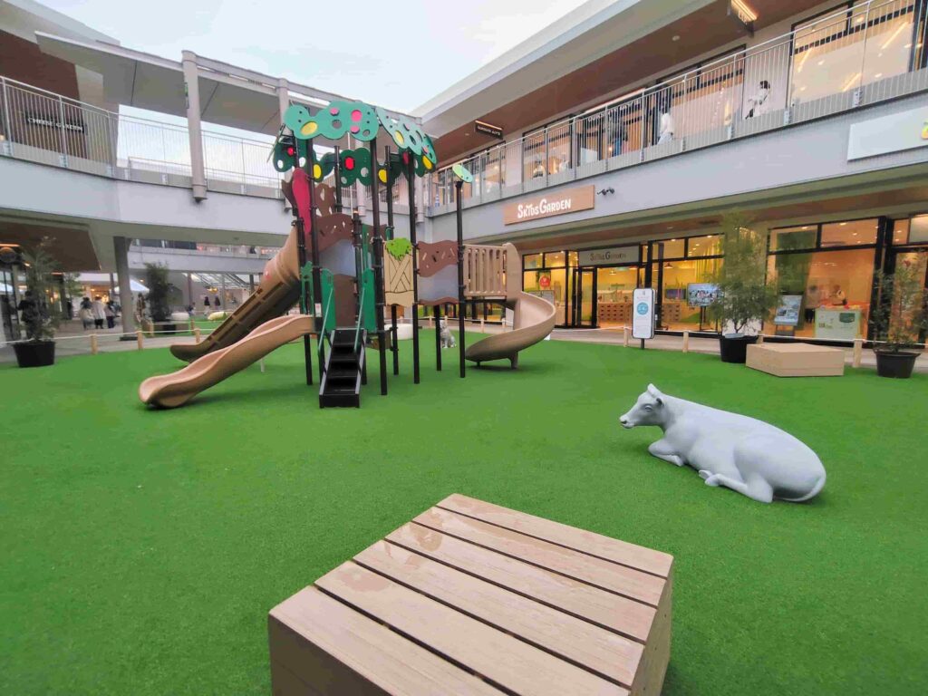 岡崎アウトレットの外の遊具